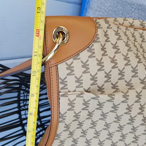 NWT Michael Kors Beige/Brown Signature Coated Canvas and Leather Jet Set Hobo - Picture 8 of 12